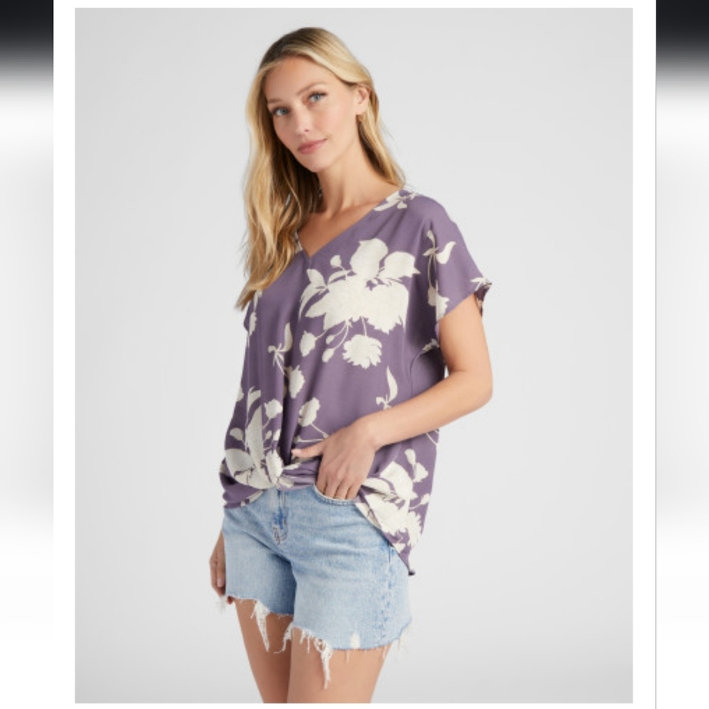 Floral Woven S/S Surplice Top in Lavender Flrl M